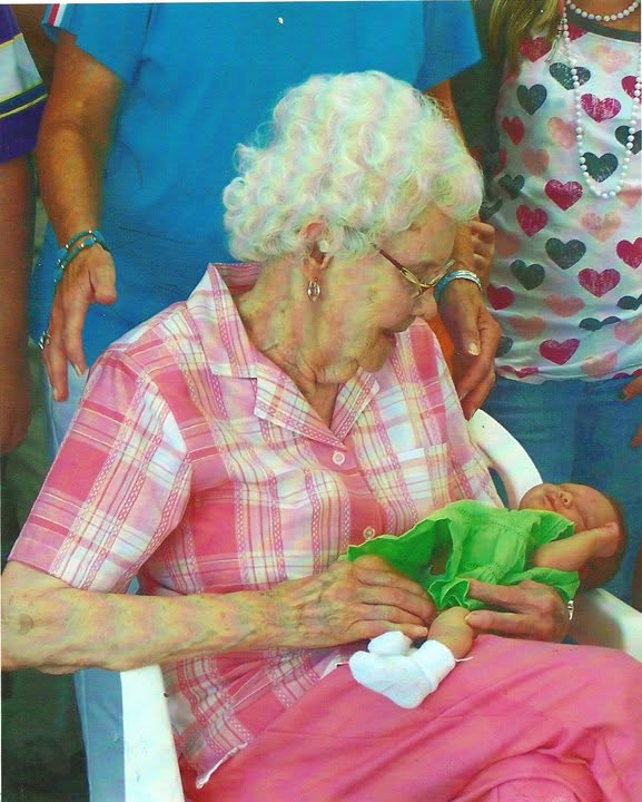 Dorothy Reynolds holding baby Kallee Martin in 2007.