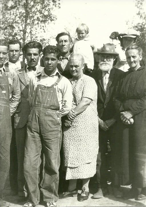 Charles Hubbard 'Hub' Sanders and Sadie Jane Stinnett Sanders with Sadie's parents and other family members.